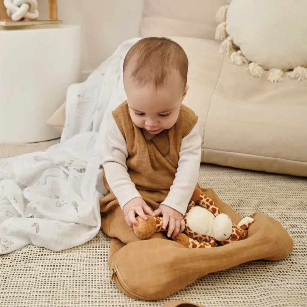 MS606-MI-Perlimpinpin-Muslin-Sleep-Bag-Sac-de-Nuit-Mousseline-Honey-Miel-Lifestyle2_1100x.webp