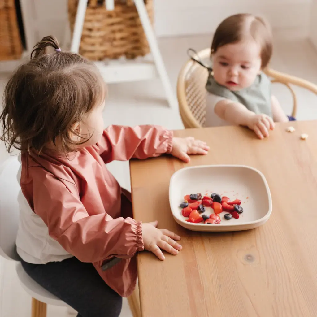 L0223-Perlimpinpin-Bib-with-Sleeves-Bavoir-Manches-Cayenne-Cayenne_photo_Lifestyle1_1100x.webp