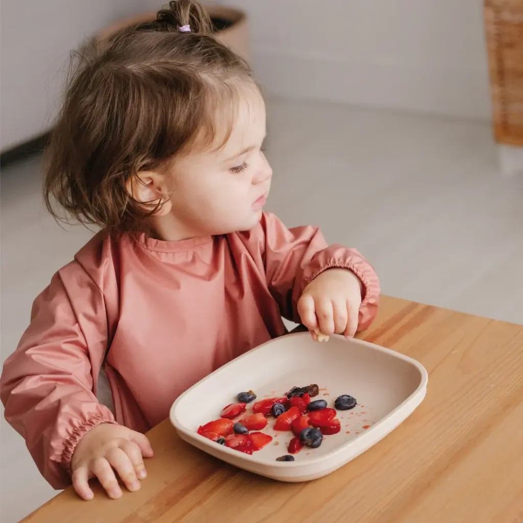 L0223-Perlimpinpin-Bib-with-Sleeves-Bavoir-Manches-Cayenne-Cayenne_photo_Lifestyle2_1100x.webp