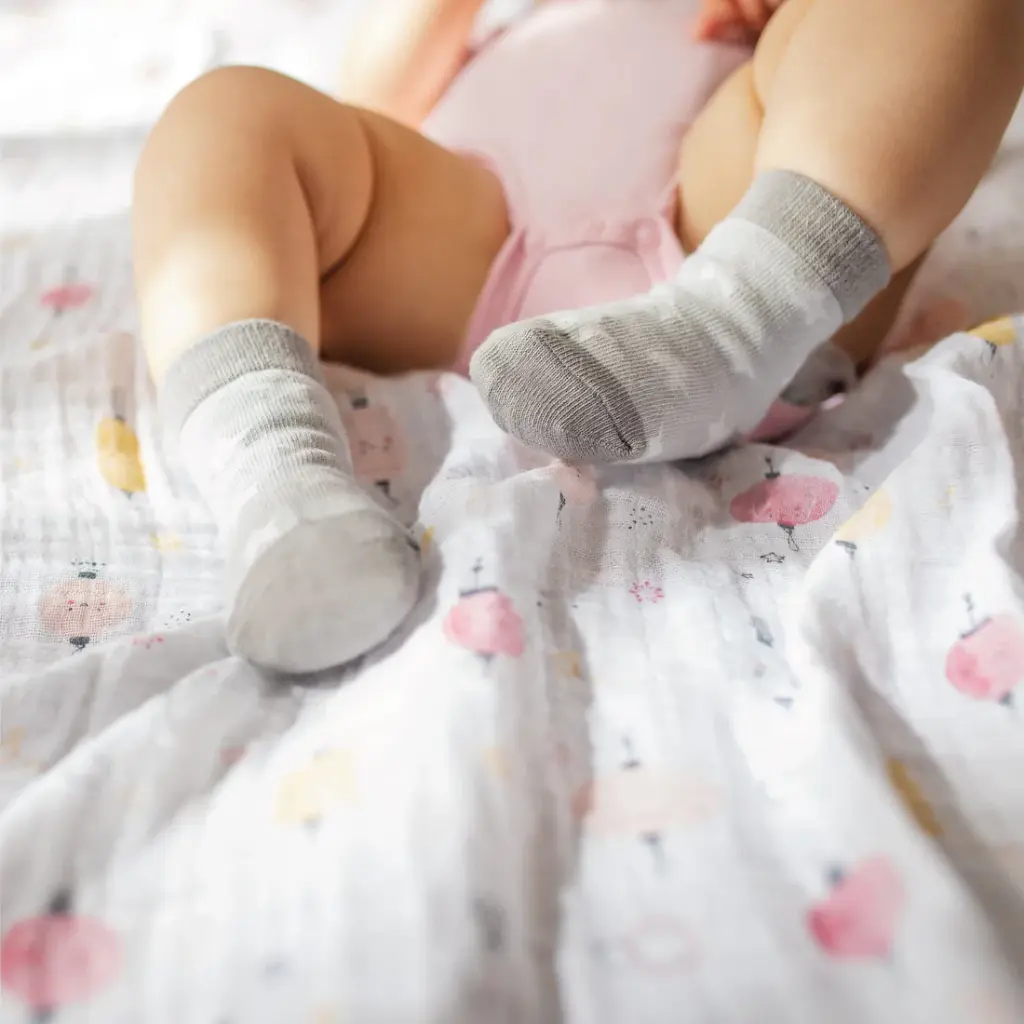 BA-21-Perlimpinpin-Socks-Chaussettes-Light-Gray-Gray-Gris-Pale-Gris_photo_1100x.webp
